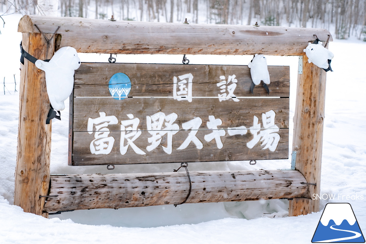 富良野スキー場｜季節は、まだ冬？それとも…？小雪が舞い、たくさんの雪が残る富良野スキー場で、春の恒例イベント『春スキー池渡り大会』開催(^^)/